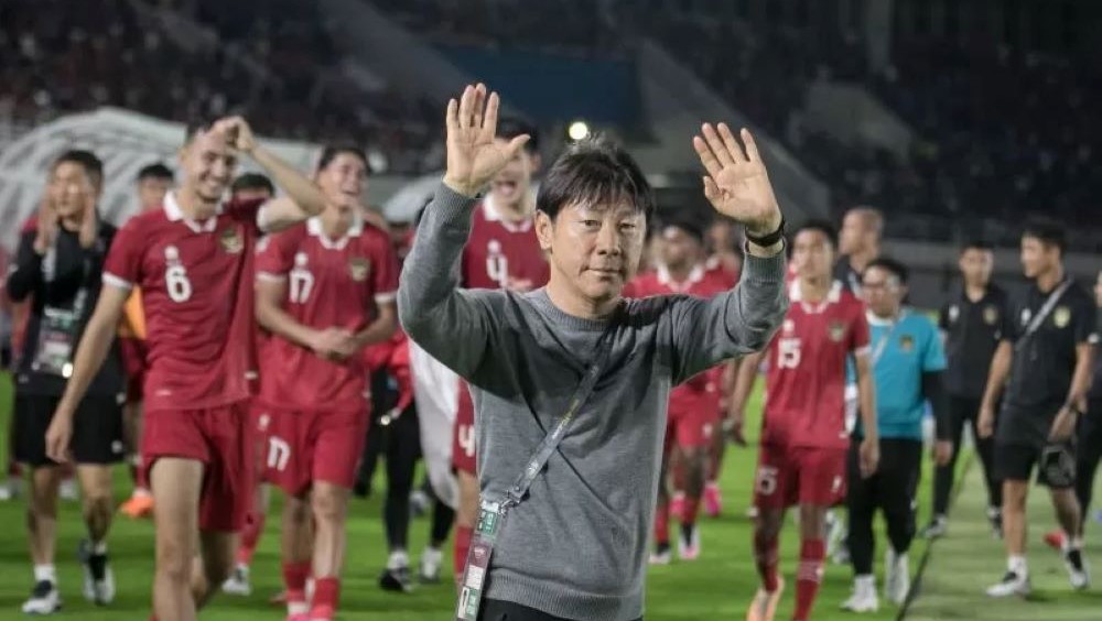 ShinTae yong dan timnas U23 melambaikan tangan ke penonton usai kalahkan Korea Selatan.