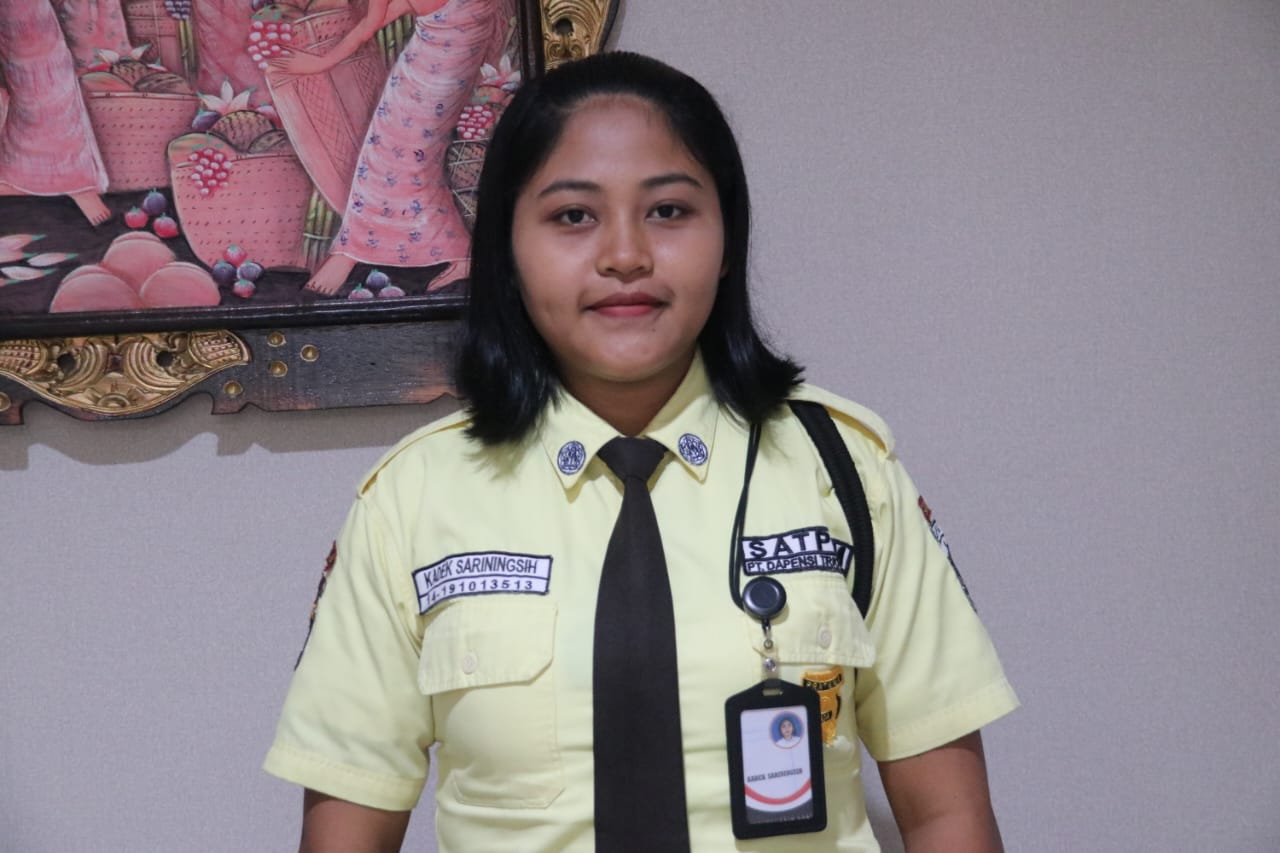 Kadek Sariningsih, perempuan yang bekerja sebagai satpam di salah satu perusahaan BUMN di Kota Singaraja.