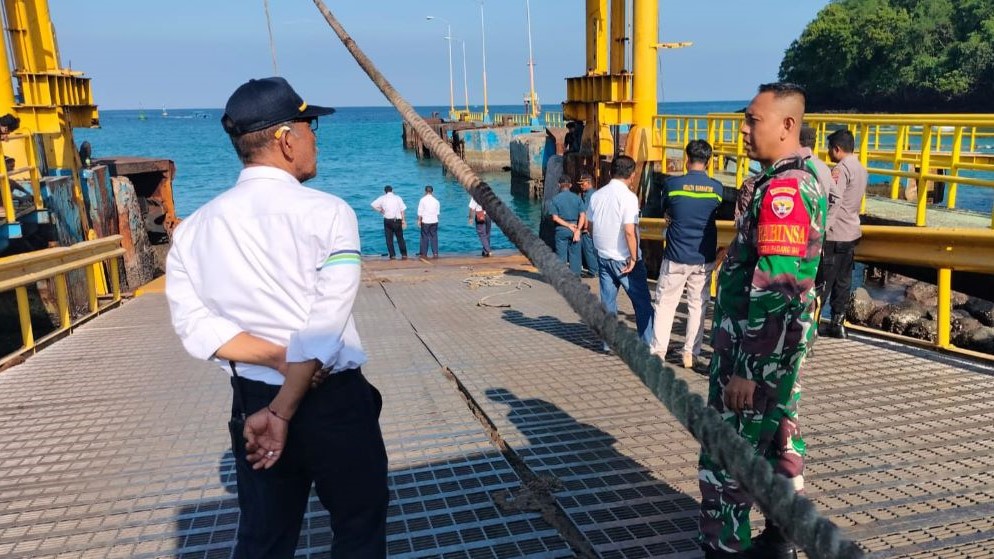 TERCEBUR KE LAUT: Mobil Agya yang disopiri Sujana tercebur ke laut saat keluar kapal di Pelabuhan Padangbai karangasem.
