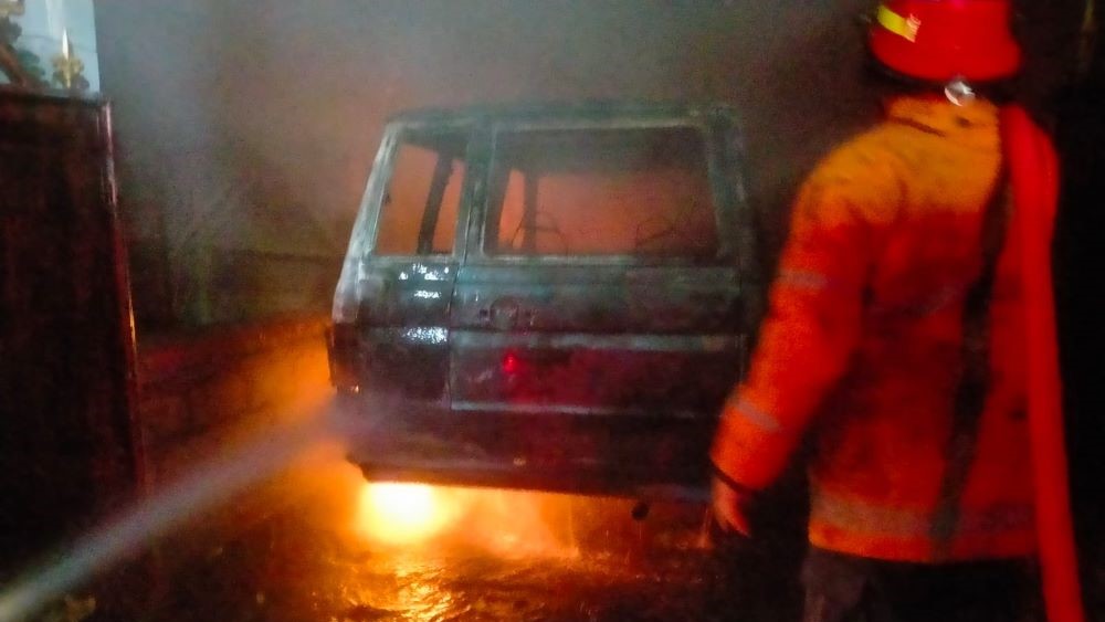 TINGGAL KERANGKA: Mobil Kijang milik warga Karangasem ludes terbakar di dalam garase.