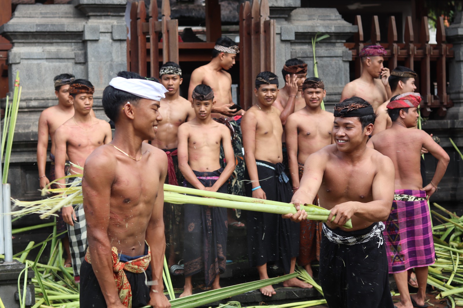 ACI TATEBAHAN: Krama Desa Adat Bugbug, Karangasem, melangsungkan tradisi Aci Tatebahan, salah satu tradisi Hindu Bali.
