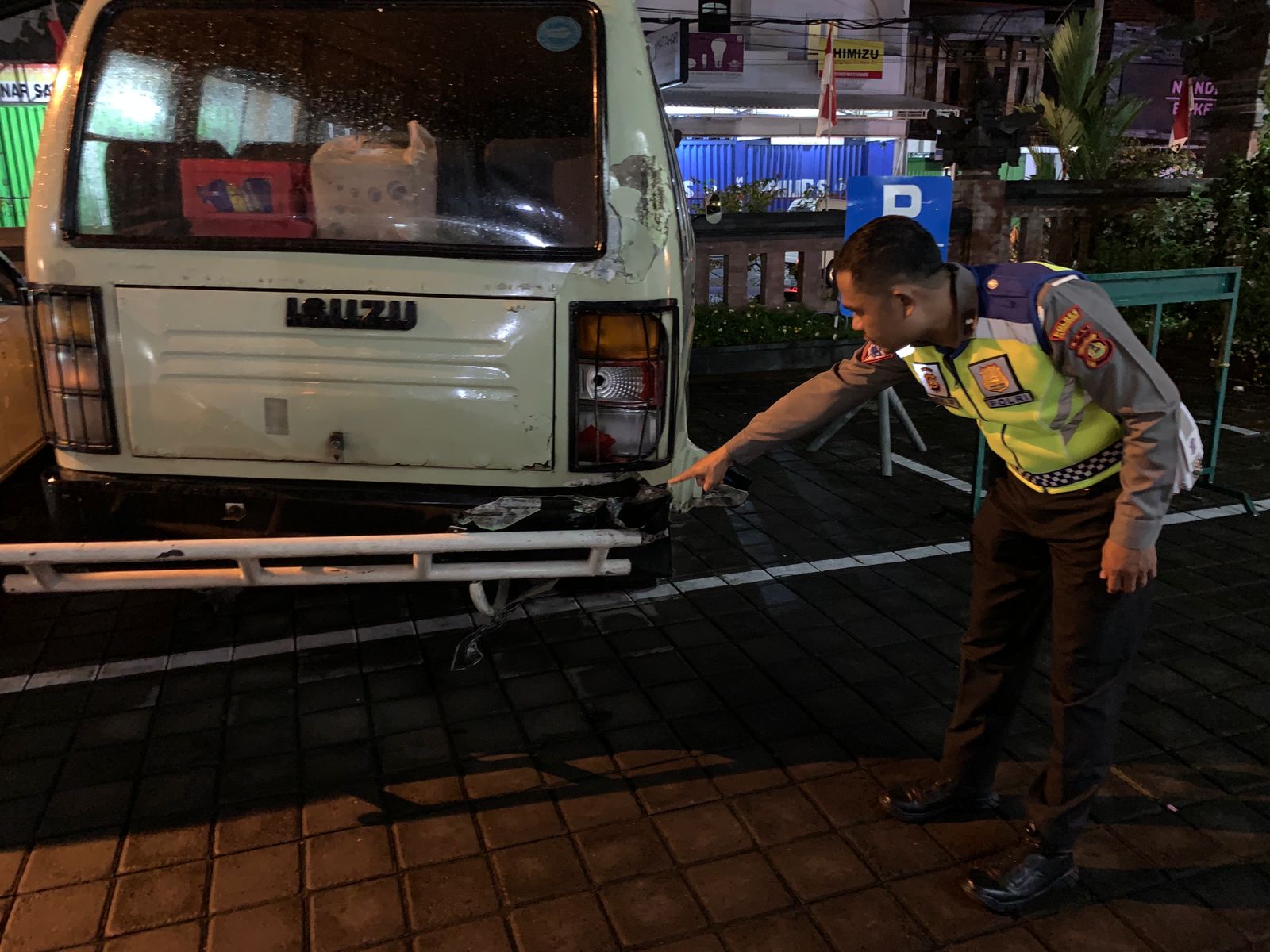 Polisi melakukan olah TKP saat kecelakaan di Bali.