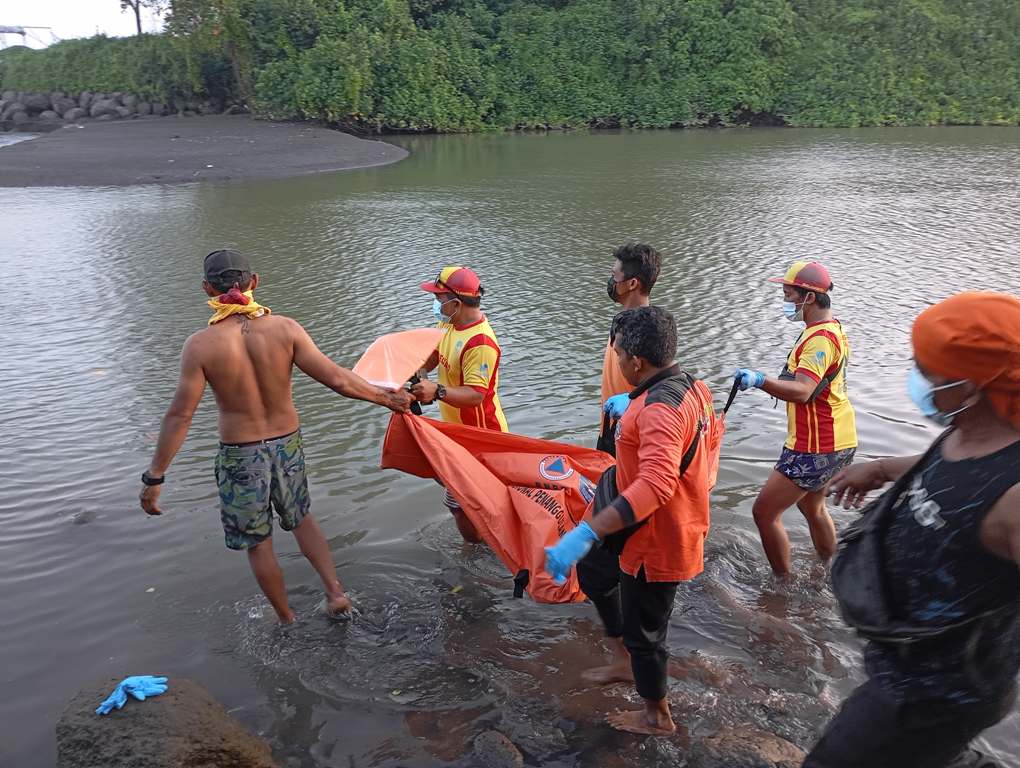 Petugas BPBD Kabupaten Gianyar, Bali mengevakuasi penemuan gianyar di loloan Pantai Siut , Bali