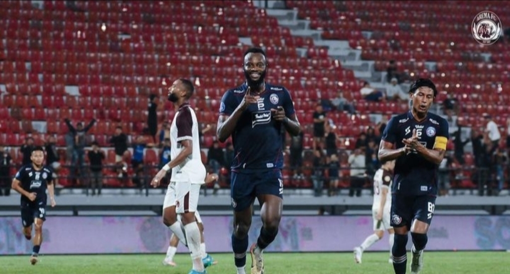 Selebrasi pemain Arema FC usai mencetak gol ke gawang PSM Makassar di pekan ke-33 di Stadion Kapten I Wayan Dipta, Gianyar