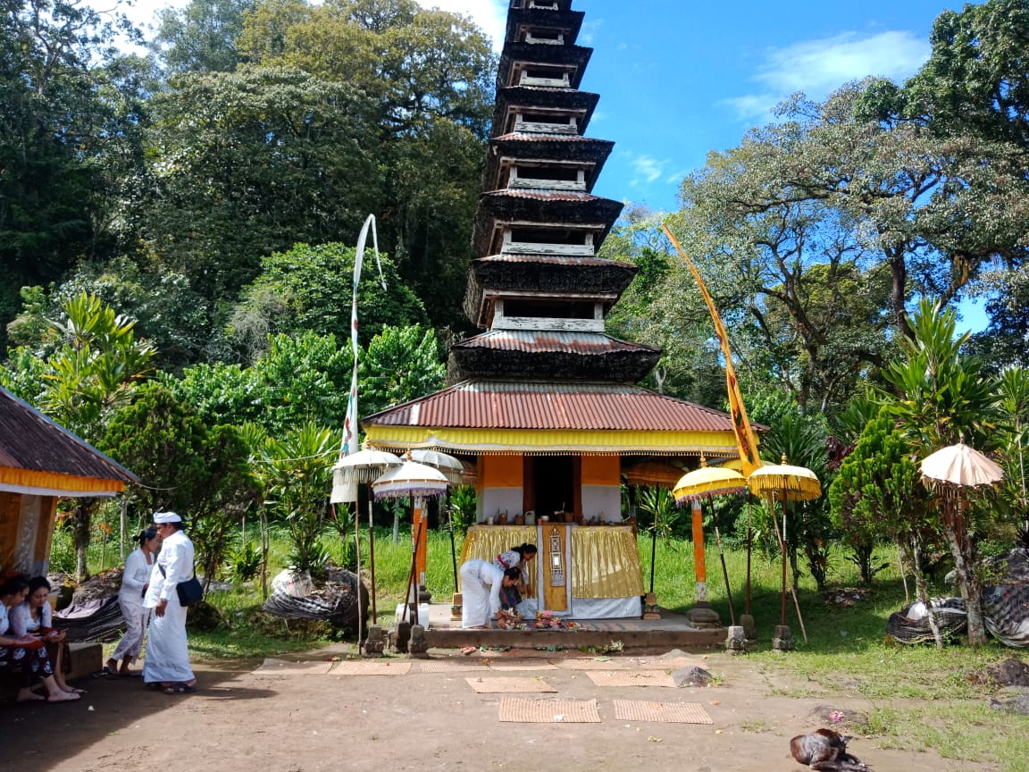 Pelinggih Ida Bhatara Celak Kontong Lugeng Luwih (lingga yoni)