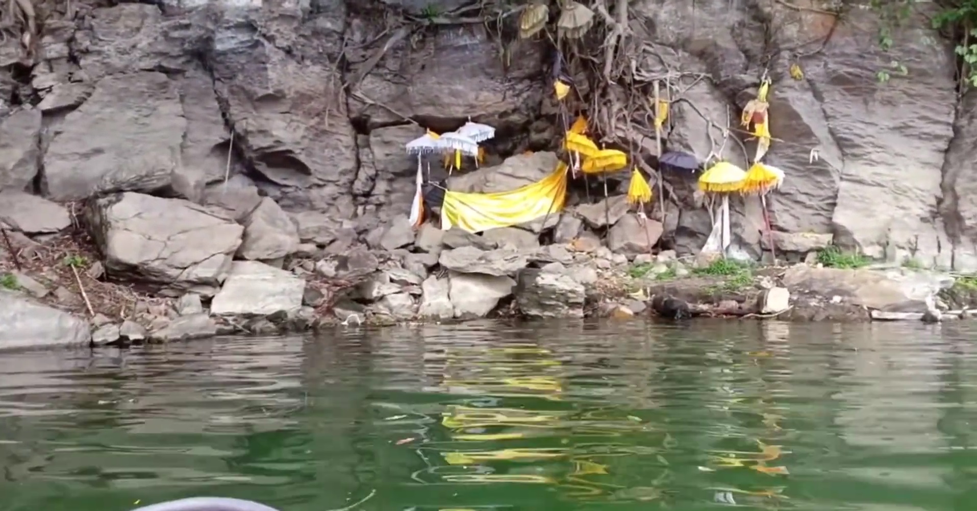 Pura Tirta Mangening di tebing sisi Danau Tamblingan, Buleleng
