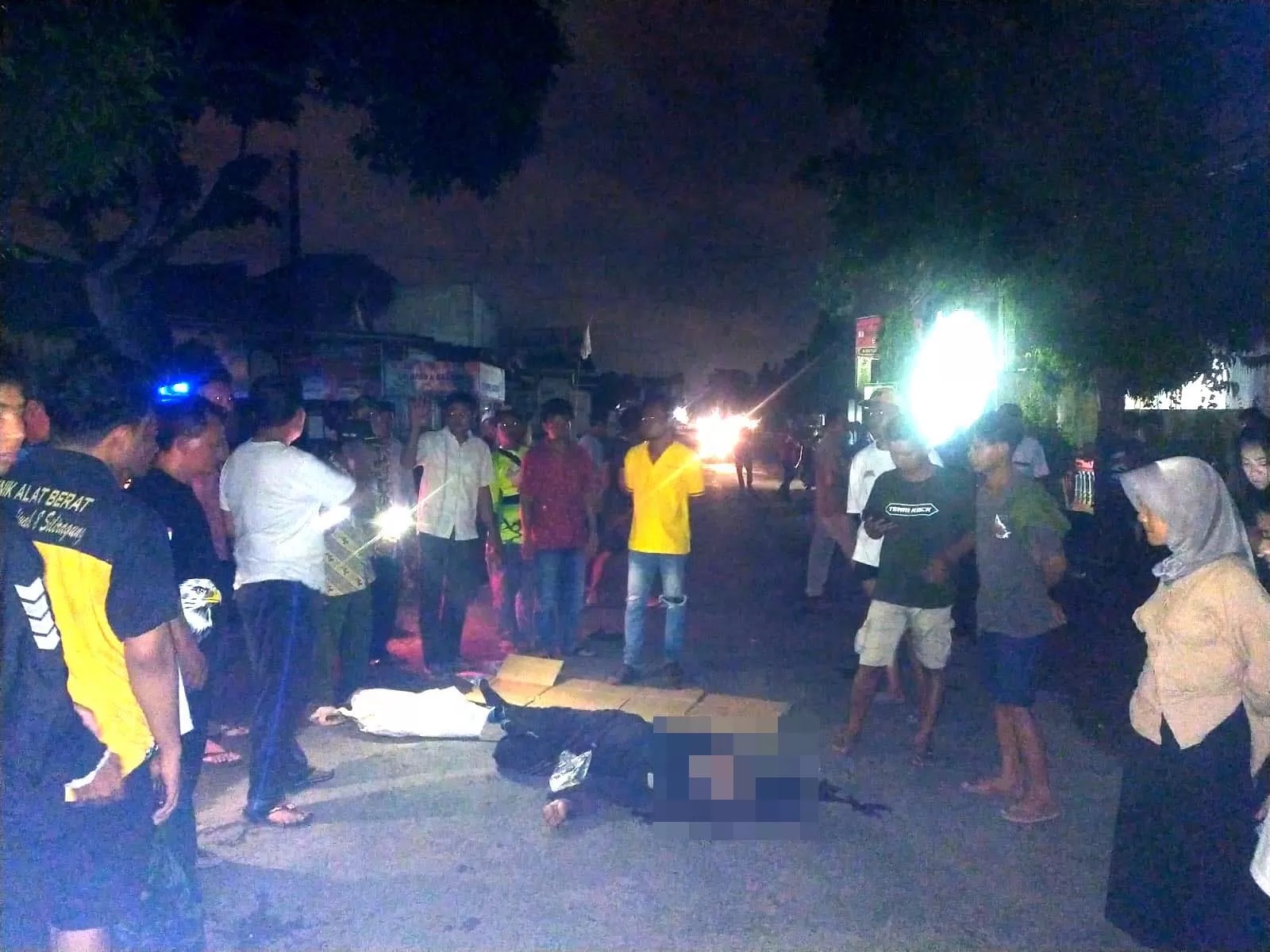 LAKA MAUT: Warsito terkapar akibat kecelakaan di jalan raya Lampon, Desa/Kecamatan Pesanggaran pada Rabu (24/4) dini hari. (Gareta)