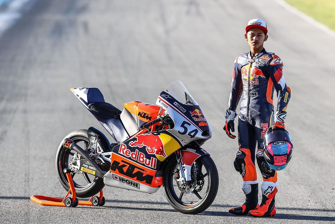 Pembalap muda Indonesia, Veda Ega Pratama akan menjalani debut di Red Bull Rookies Cup 2024 di Sirkuit Jerez, Spanyol, Sabtu malam ini (27/4/2024).