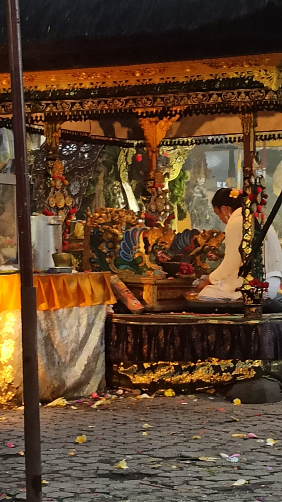 Balian di Pura Ulun Danu Batur adalah seorang wanita yang menjadi pemimpin ritual di Batur