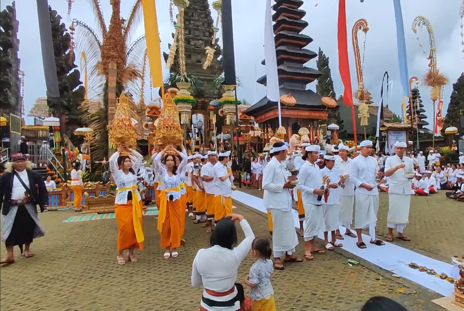 Pura Ulun Danu Batur, di desa Batur, Kecamatan Kintamani sebagai pusat ritual Hindu di Bali
