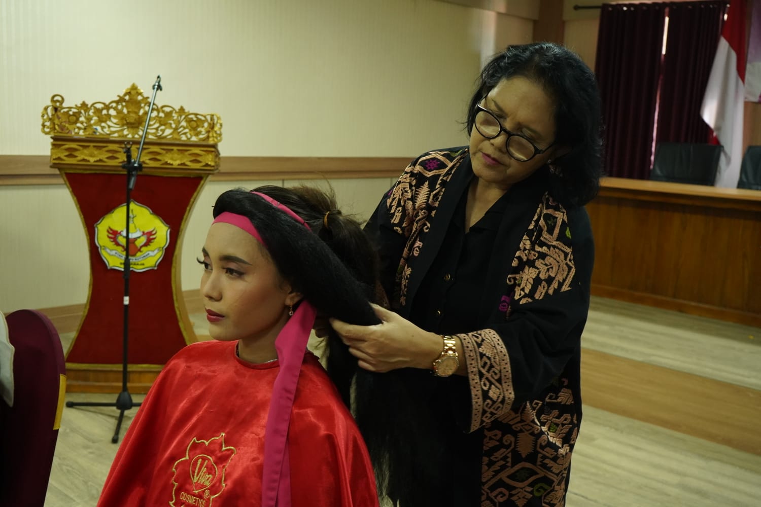 Ayu Agung saat memberikan pelatihan kepada peserta Beauty Class 2024 di Aula Kampus STAHN Mpu Kuturan Singaraja pada Sabtu (28/4) siang