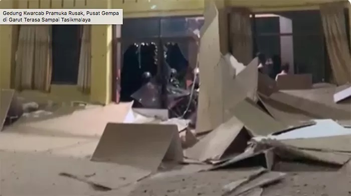 Plafon atap gedung kwarcab pramuka tasikmalaya ambruk usai gempa yang berpusat di perairan Kabupaten Garut, Sabtu (27/4)malam (Radartasik.id)