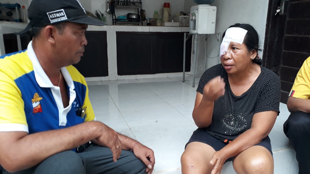 Ni Wy Budiarni,51,  satu dari delapan korban gigitan anjing di Kecamatan Melaya saat ditemui petugas dari Keswan-Kesmavet Dinas Pertanian dan Pangan Jembrana Drh. I GNB Rai Mulyawan, Sabtu (27/4).