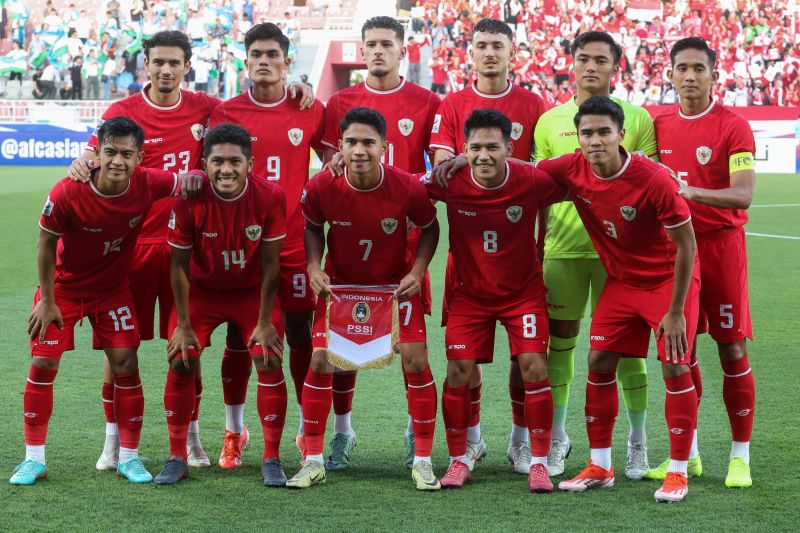 Para pemain timnas Indonesia U23 berfoto sesaat sebelum dimulainya pertandingan semifinal Piala Asia U23 kontra Uzbekistan di Abdullah Bin Khalifa Stadium, Doha, Senin (29/4/2024).