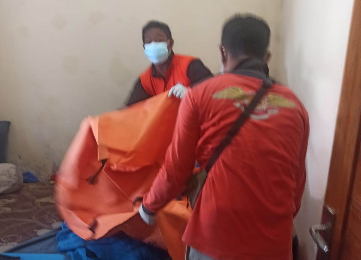 Petugas melakukan evakuasi terhadap jasad korban di Gianyar, Bali.
