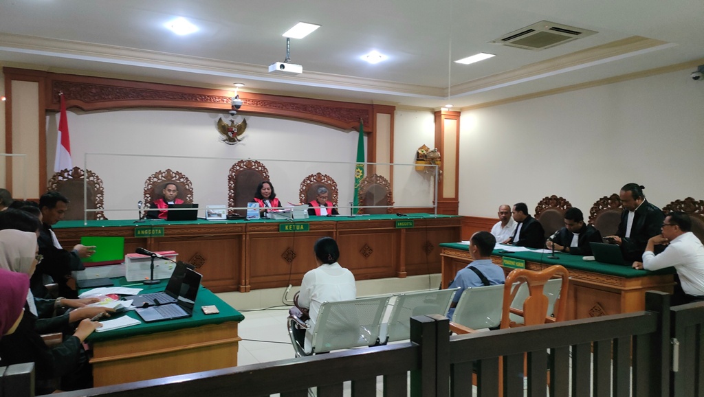 SAMPAIKAN: Para saksi menyampaikan keterangan terkait kasus korupsi yang menjerat Murdana dan Sukariawan di hadapan Majelis Hakim Pengadilan Tipikor Denpasar.