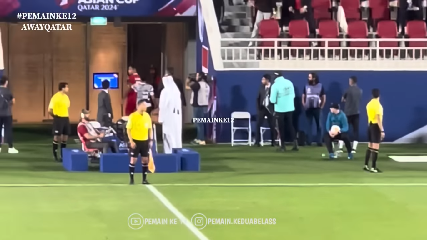Rizky Ridho saat keluar lapangan usai menerima kartu merah dari wasit di laga Timnas Indonesia U23 Vs Uzbekistan.