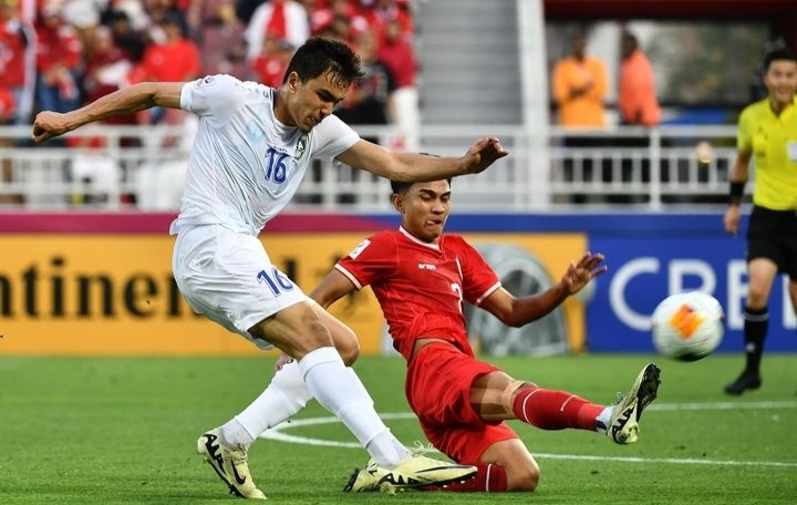 Pemain Uzbekistan U23 (kiri) melepaskan tembakan yang coba dihadang pemain Timnas Indonesia U23 di babak semifinal Piala Asia U23, Senin malam di Stadion Abdullah bin Khalifa