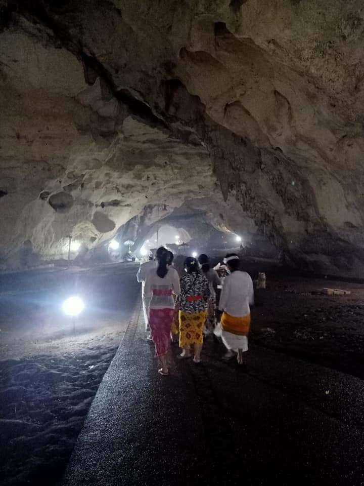 Suasana di dalam goa Pura Goa Giri Putri di Desa Adat Karangasari, Desa Suana, Kecamatan Nusa Penida, Kabupaten Klungkung