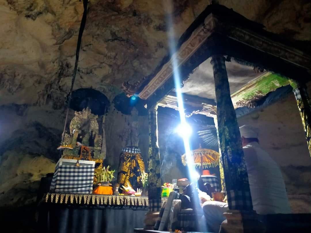 Pura Goa Giri Putri di Desa Adat Karangasari, Desa Suana, Kecamatan Nusa Penida, Kabupaten Klungkung