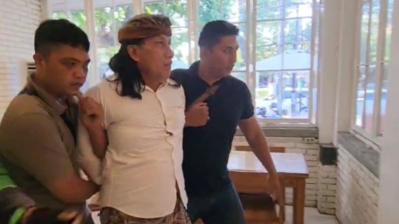 DIAMANKAN: Bendesa Adat Berawa, KR digelandang petugas Kejati Bali untuk menjalani pemeriksaan terkait kasus pemerasan.