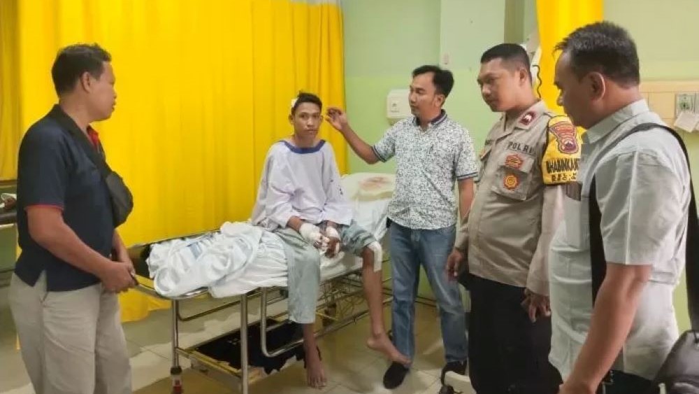 LUKA BACOK: Korban Farhan menjalani perawatan di rumah sakit akibat luka bacok geng jalanan.