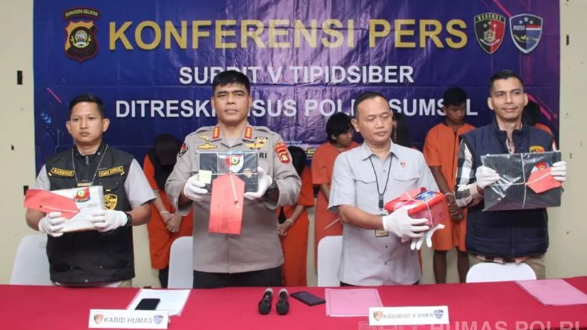 Polda Sumsel merilis kasus komplotan penjual akun Whatsapp dengan omzet jutaan.