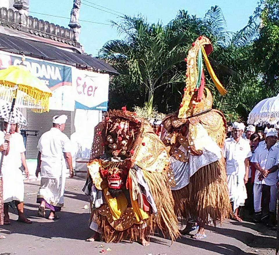 Tradisi Ngelawang dengan Ngiring Barong Ratu Gede Empu Jagat dengan mengelilingi desa Sangkaragung untuk menetralisir energi negatif