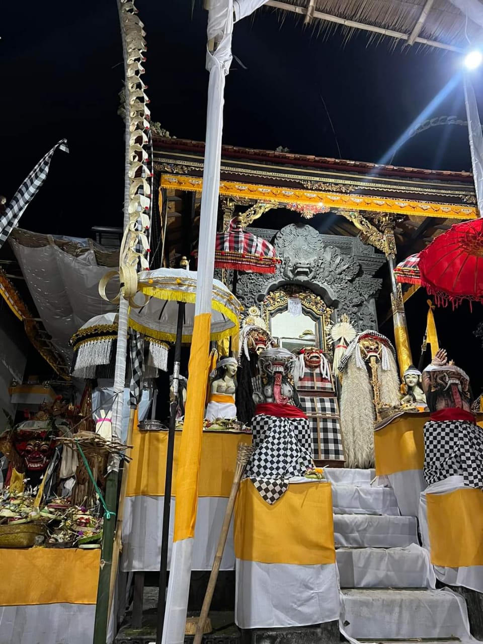 Pelinggih di Pura Ratu Gede Empu Jagat yang terletak di Desa Adat Sangkaragung, Kecamatan/Kabupaten Jembrana, menjadi tempat nunas Taksu bagi para seniman