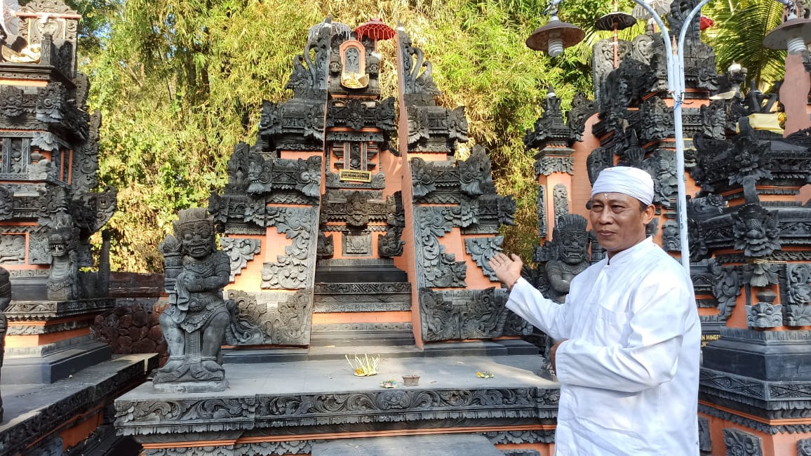 Candi Bentar Pelinggih Dalem Mekah yang posisinya miring menyempit ke bagian atas pintu masuk