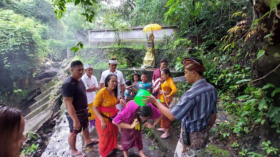 prosesi melukat di Pura Yeh Lesung, Desa Bulian, Kecamatan Kubutambahan, Buleleng