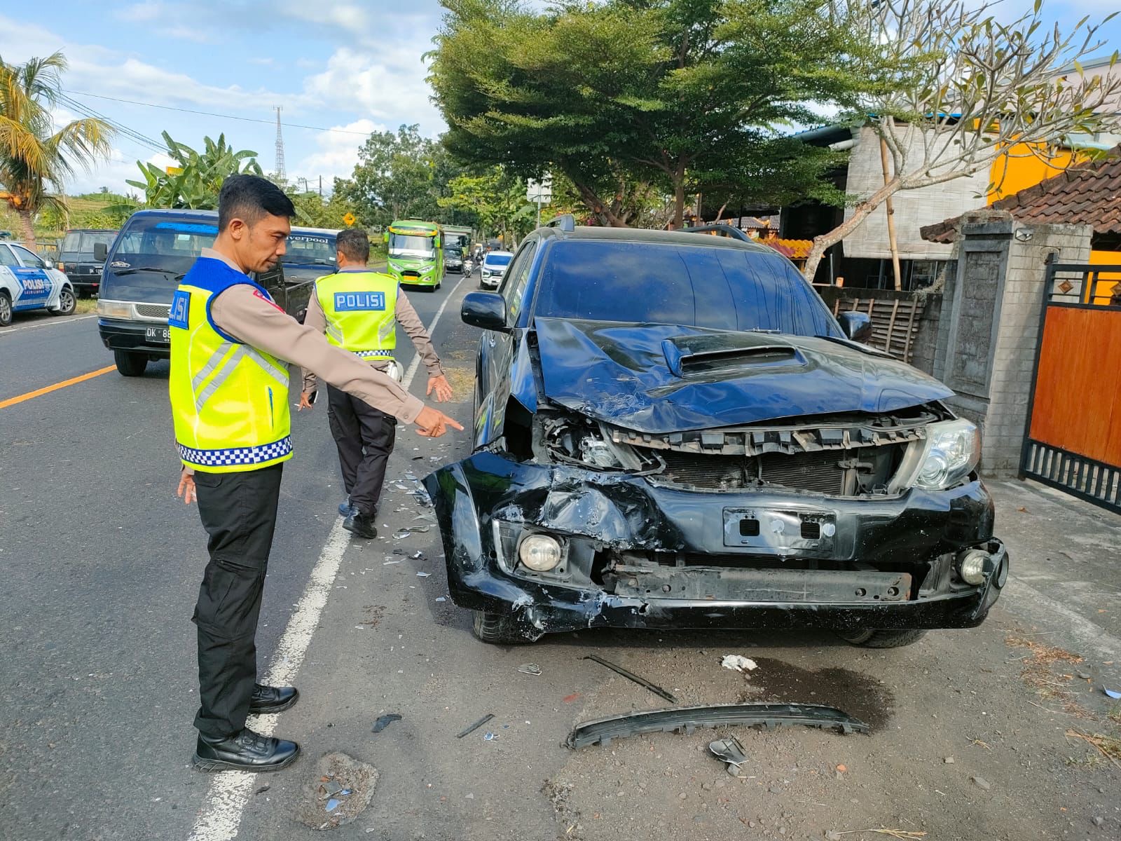 OLAH TKP : Polisi melakukan olah TKP  kecelakaan di KM 78-79 jalan Denpasar-Gilimanuk, Banjar Pasar, Desa Yehembang, Kecamatan Mendoyo, Kabupaten Jembrana, Senin (6/5/2024).