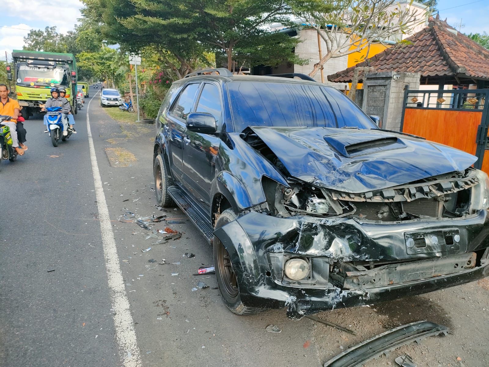 RINGSEK : Kondisi mobil fortuner  yang terlibat kecelakaan di KM 78-79 jalan Denpasar-Gilimanuk, Banjar Pasar, Desa Yehembang, Kecamatan Mendoyo, Kabupaten Jembrana, Senin (6/5/2024).