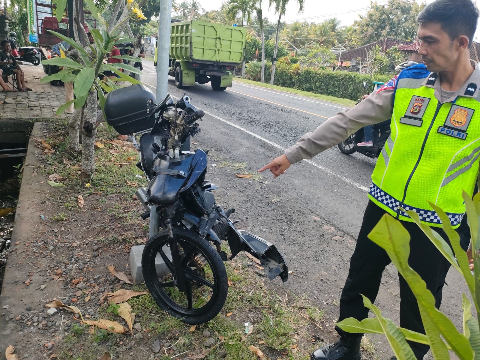 RINGSEK : Kondisi motor Honda Supra X  yang terlibat kecelakaan di KM 78-79 jalan Denpasar-Gilimanuk, Banjar Pasar, Desa Yehembang, Kecamatan Mendoyo, Kabupaten Jembrana, Senin (6/5/2024).