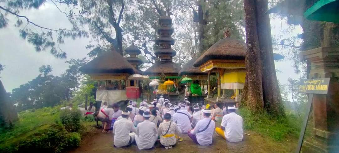 Proses persembahyangan di Pura Pucak Mangu, Desa Pelaga, Kecamatan Petang, Badung