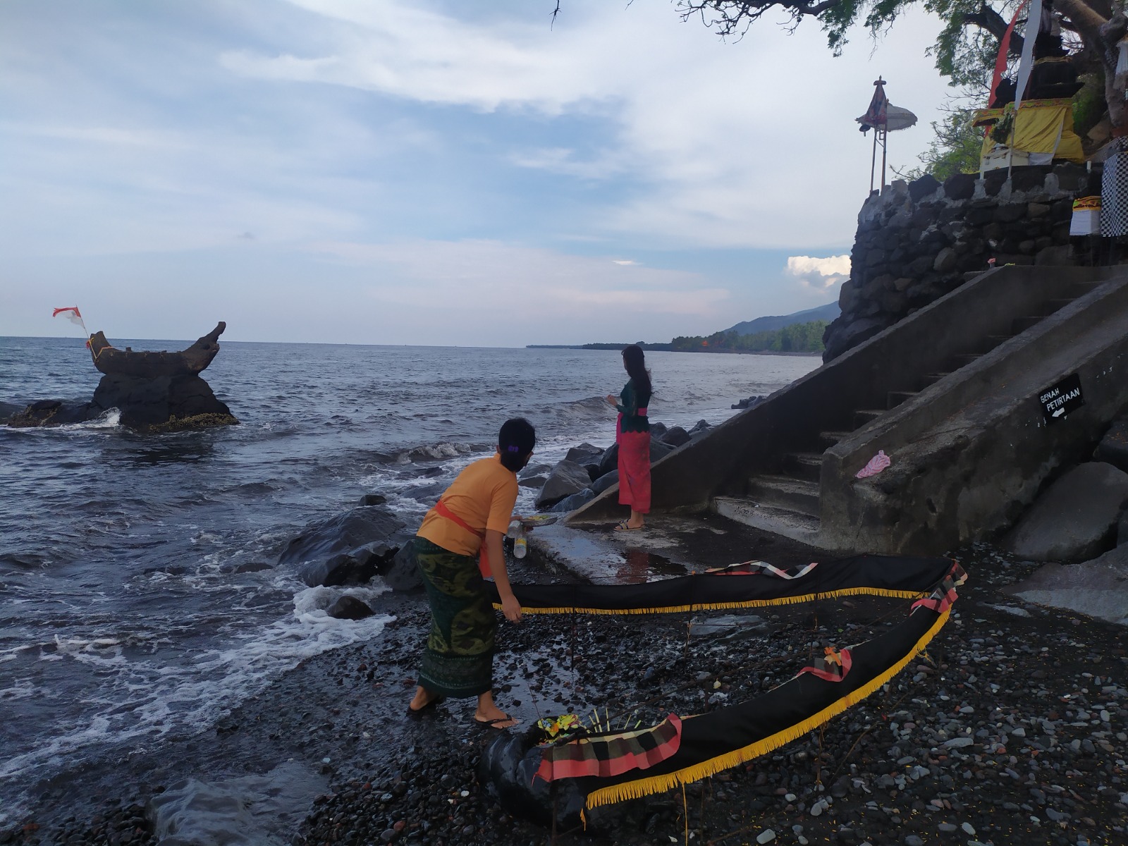 Tempat melukat di areal tepi pantai Pura Ponjok Batu, Desa Pacung, Kecamatan Tejakula, Buleleng