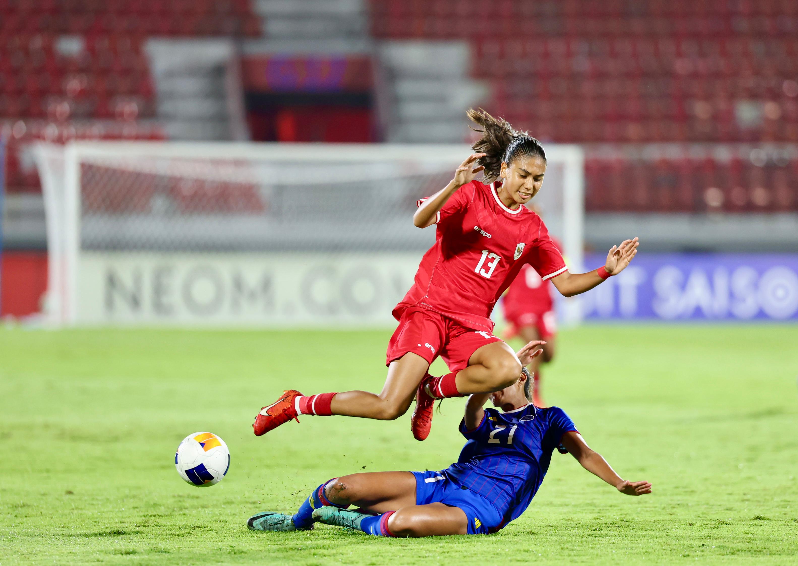 Claudia Scheunemann anak Londo Jowo dapat pujian usai cetak gol dari tendangan jauh.