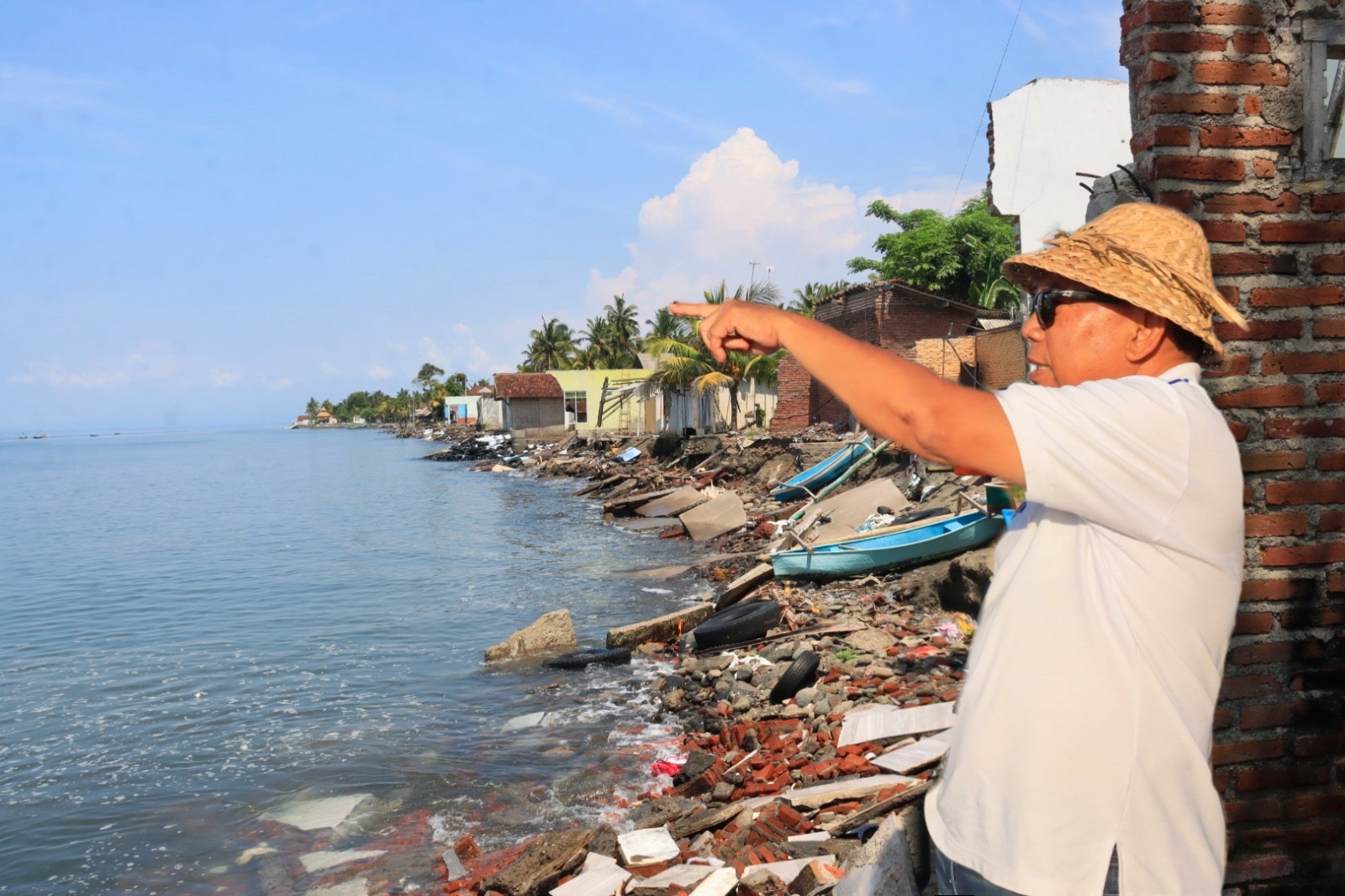 Bupati Jembrana I Nengah Tamba saat mengecek kondisi pesisir Pantai Pebuahan yang mendapat bantuan penanganan abrasi Kementrian PUPR  yang akan dimulai pertengahan April 2024.