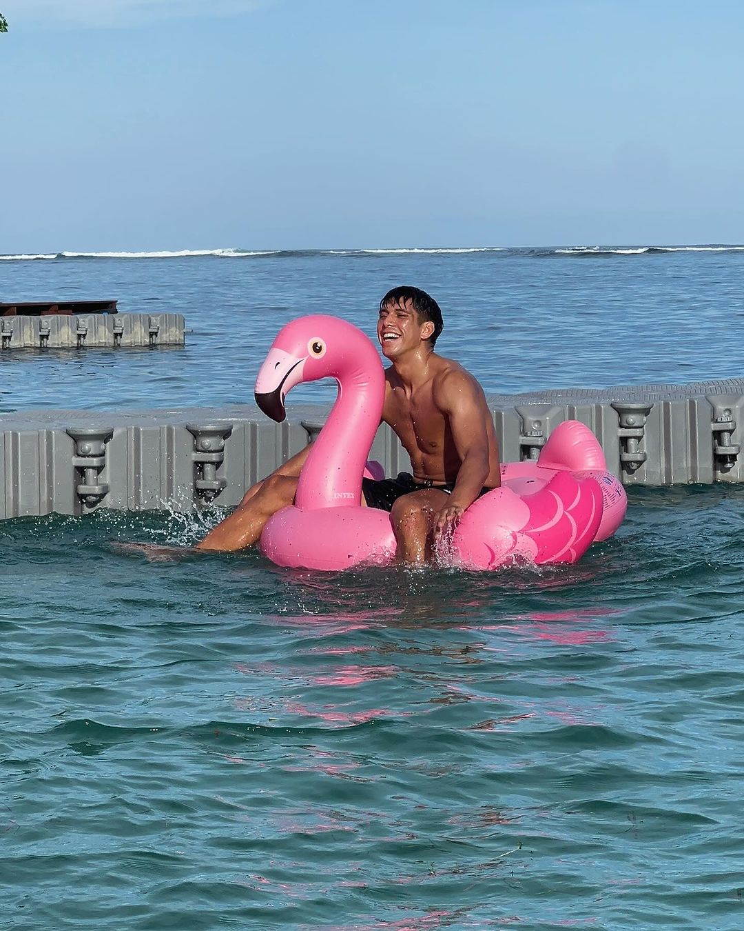 Elias Dolah naik flamingo alias bebek-bebekan di pantai.