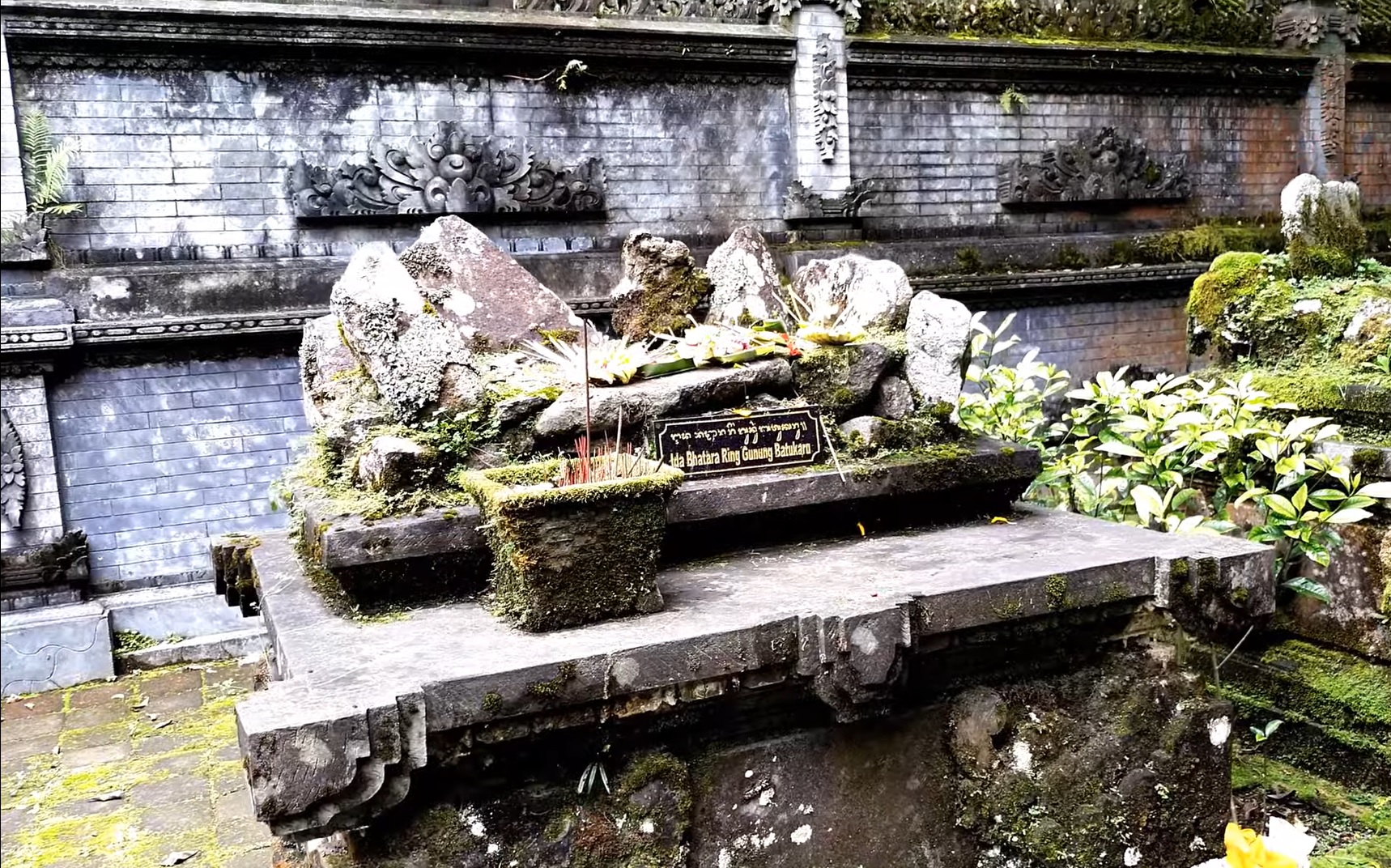 Pura Batu Meringgit di Desa Candikuning, Kecamatan Baturiti, Tabanan