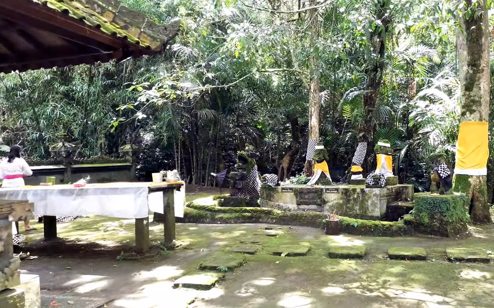 Pura Batu Meringgit di Desa Candikuning, Kecamatan Baturiti, Tabanan