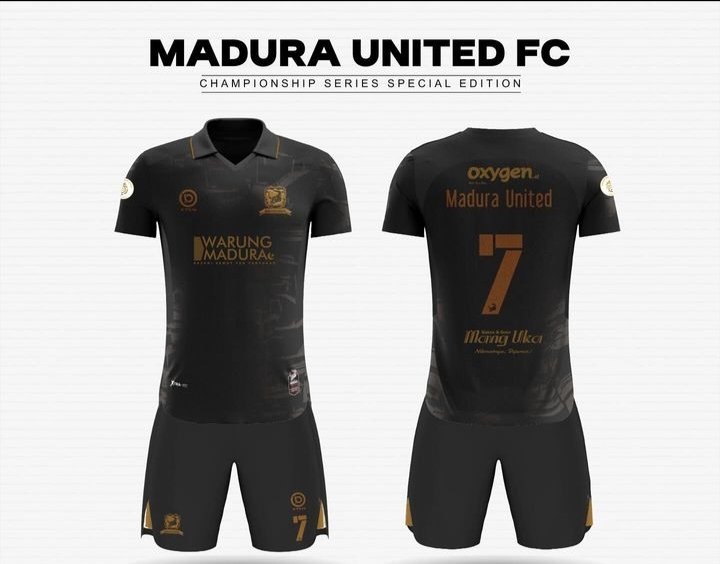 Jersey tandang atau away Madura United dengan sponsor unik. Jersey ini akan digunakan dalam babak Championship Series mendatang.