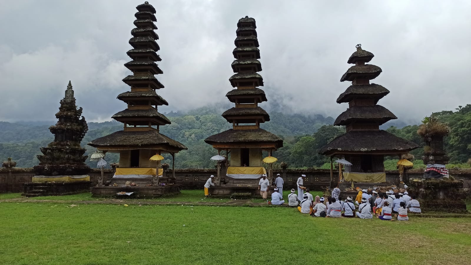 Pura Ulun Danu Tamblingan, Buleleng yang terdapat sejumlah pelinggih meru
