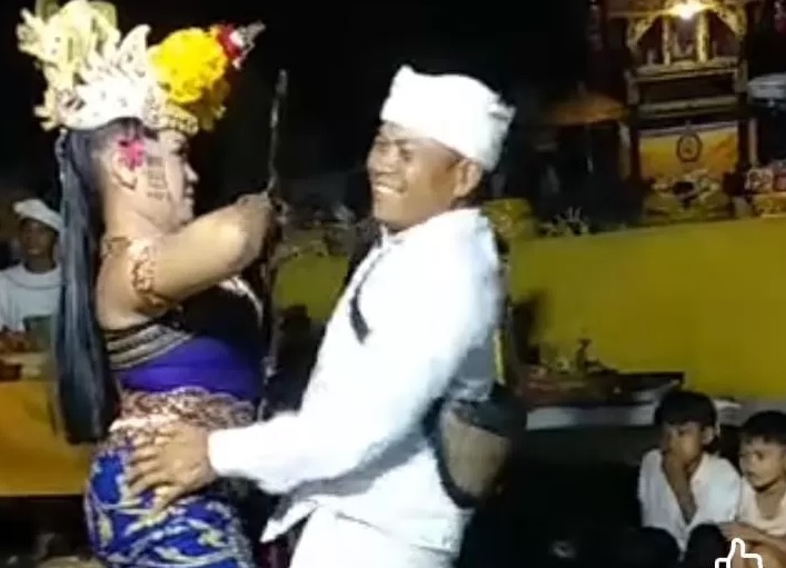 Pemangku berinisial JD di Desa Songan, Bangli, Bali ngibing joged dan tak senonoh hingga videonya viral.