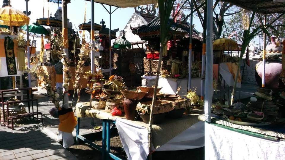Pura Tirta Harum Serangan di Denpasar Selatan, sebagai perpaduan antara Hindu dengan Budha