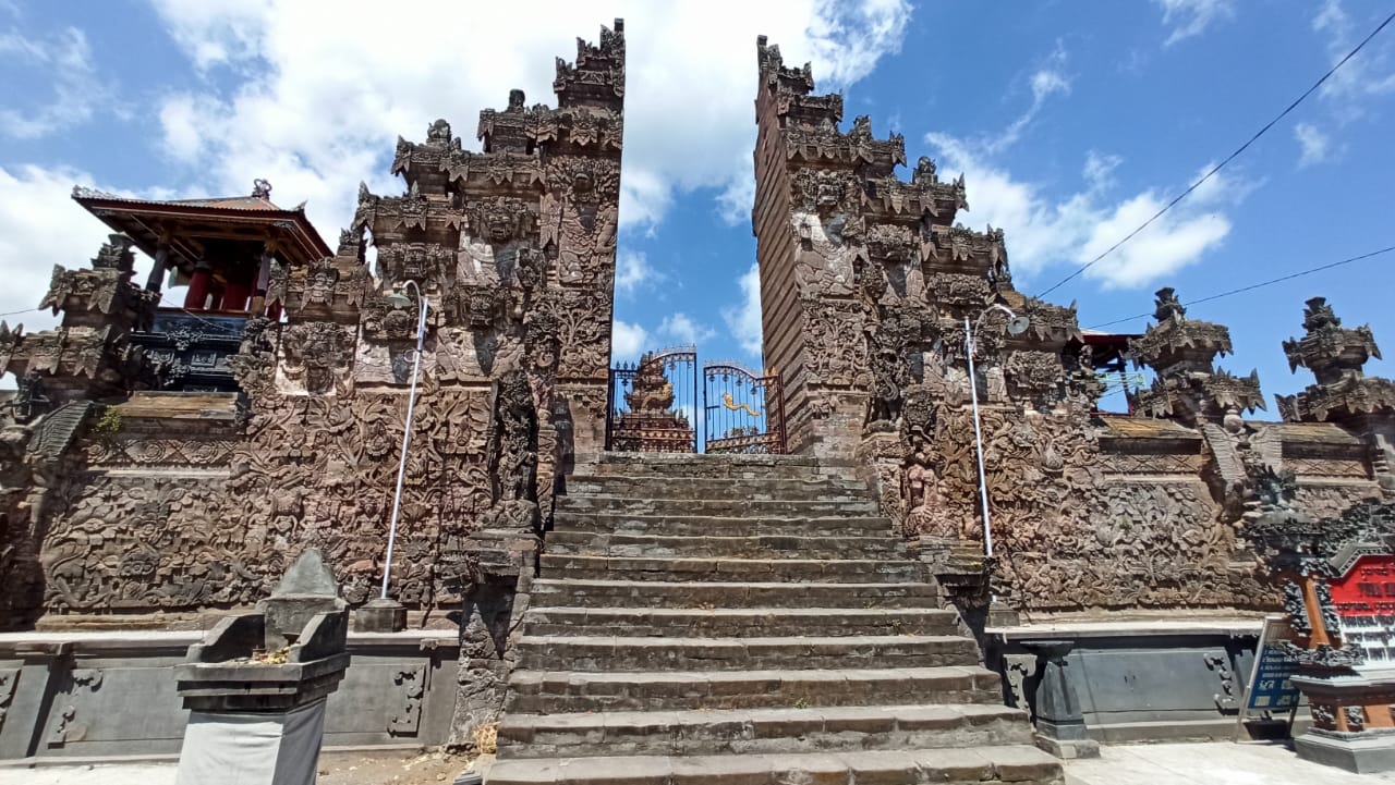 Candi Bentar antara Nista Mandala dengan madya Mandala Pura Sari Besikan yang ornamennya sangat klasik.Candi Bentar antara Nista Mandala dengan madya Mandala Pura Sari Besikan ornamennya sangat klasik
