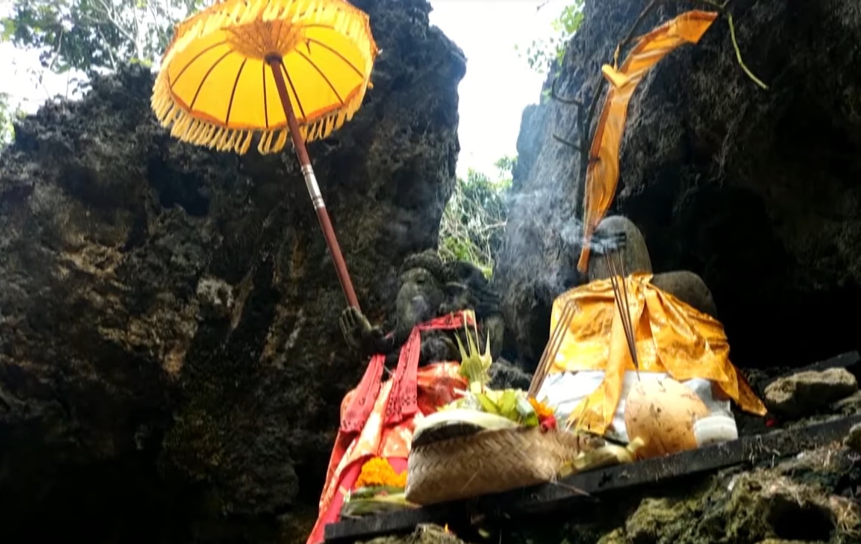 Lingga Yoni di  Pura Geger Dalem Pemutih sebagai tempat memohon keturunan simbol kesuburan