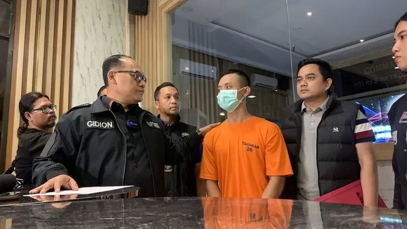 Kapolres Metro Jakarta Utara Kombes Pol Gidion Arif Setyawan bersama tersangka TRS (baju orange), taruna tingkat dua STIP Marunda Jakarta yang menjadi pelaku pembunuhan juniornya Putu Satria Ananta.