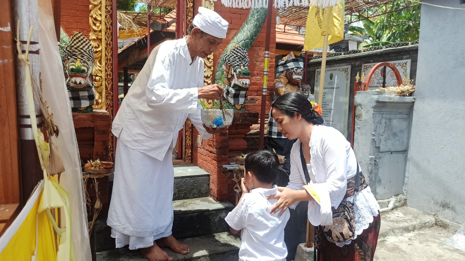 Prosesi melukat bagi yang kelahiran wuku Wayang di Pura Siwa Manik Dalang yang dipimpin pemangku di areal paduraksa