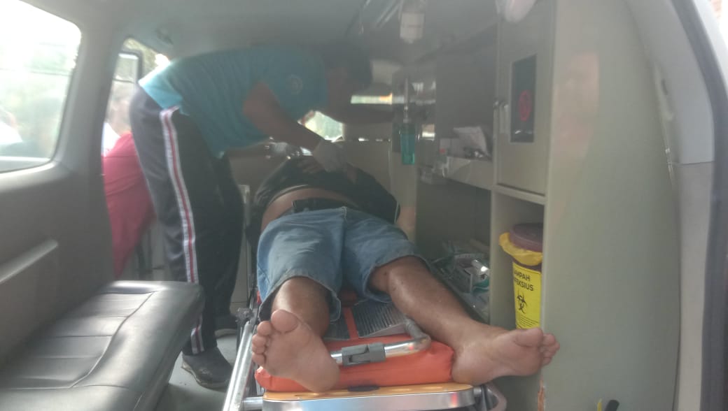 Made Santika dievakuasi menggunakan ambulans usai terjadi di bawah jembatan Tohpati Bongkasa, Badung.